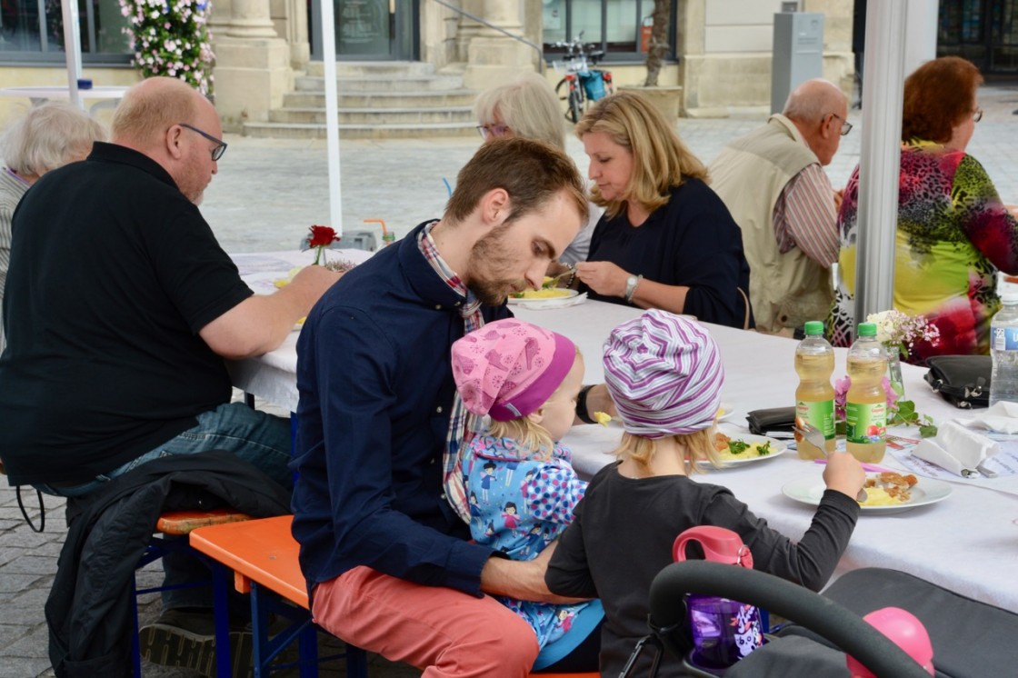 Lange Tafel auf dem Oberen Marktplatz 2017