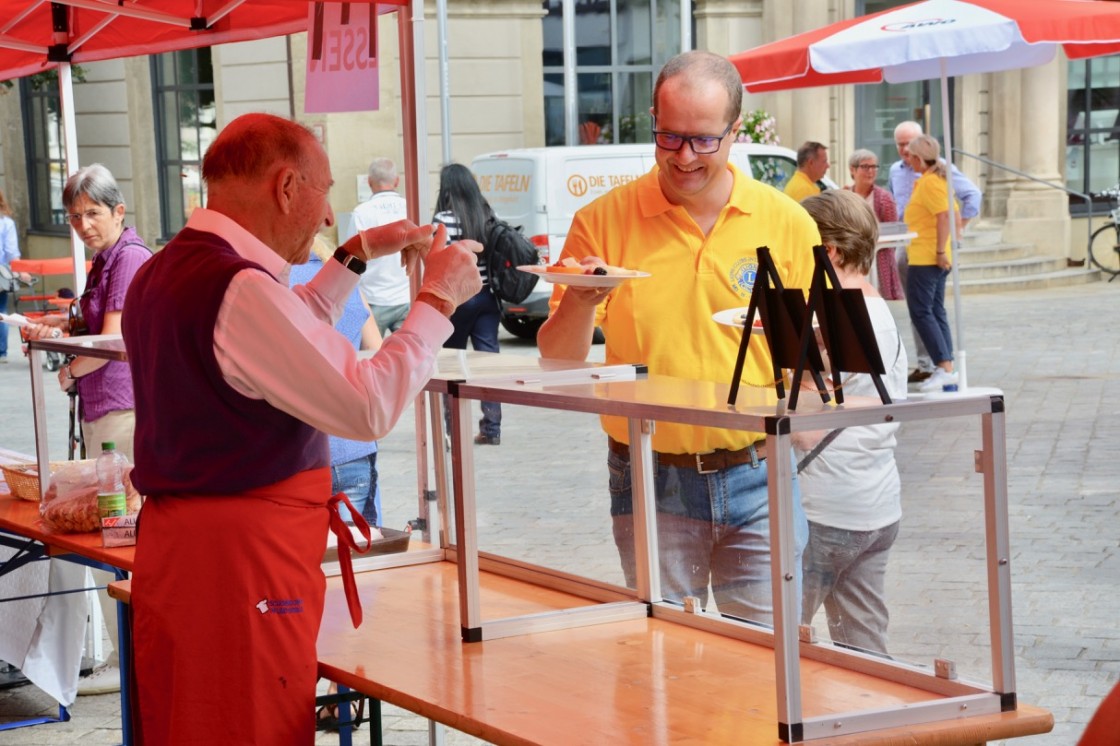 Lange Tafel auf dem Oberen Marktplatz 2017