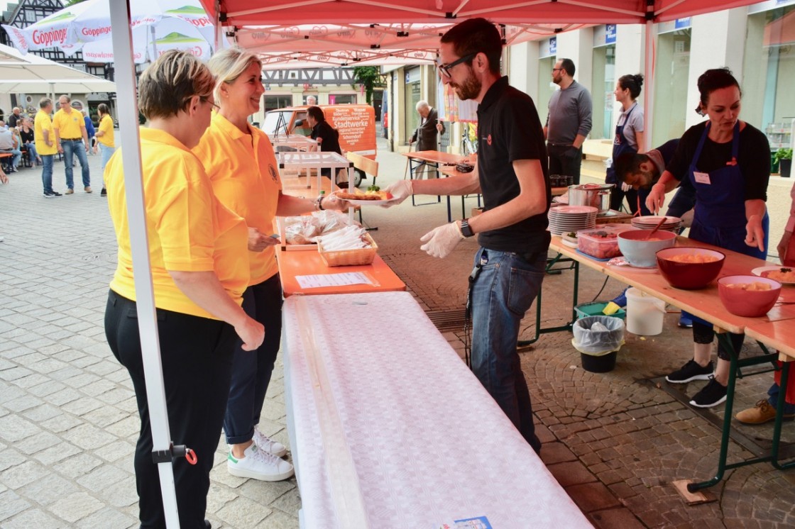 Lange Tafel auf dem Oberen Marktplatz 2017